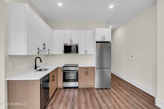 Building Photo - 527 Bangs Ave