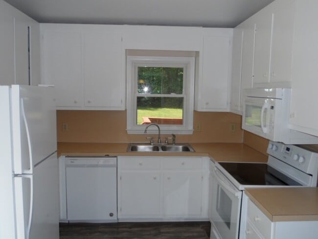 Building Photo - 419 Lakeview Rd