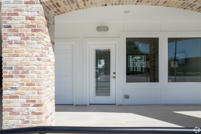 Foto del edificio - 2445 Shadow View Ln