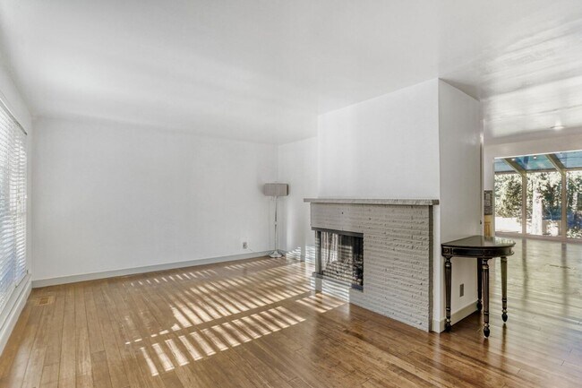 Building Photo - 4Bd/2Ba Bellevue House