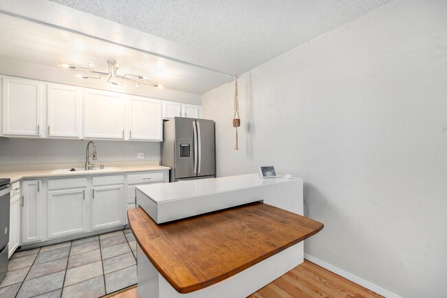 Building Photo - Beautifully Updated Condo In North Denver