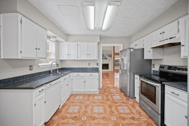 Foto del edificio - 4711 Newpark Dr