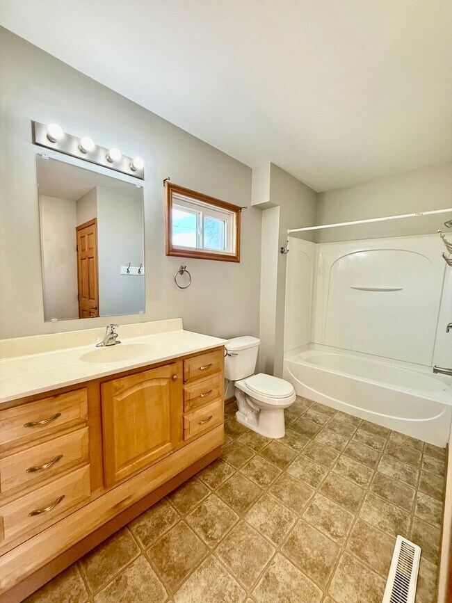 Building Photo - Cozy two bedroom one bath home