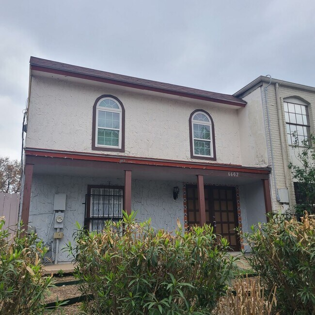 Building Photo - Spacious 2 BR/2.5 bath townhome near the Medical Center w/a fenced in yard!