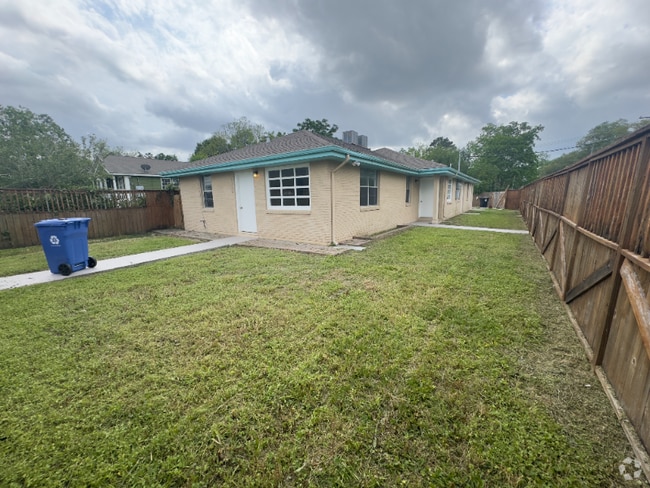 Building Photo - 2238 Reynes St