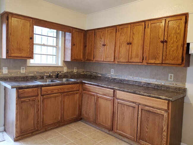 Building Photo - Nice brick home with gorgeous kitchen