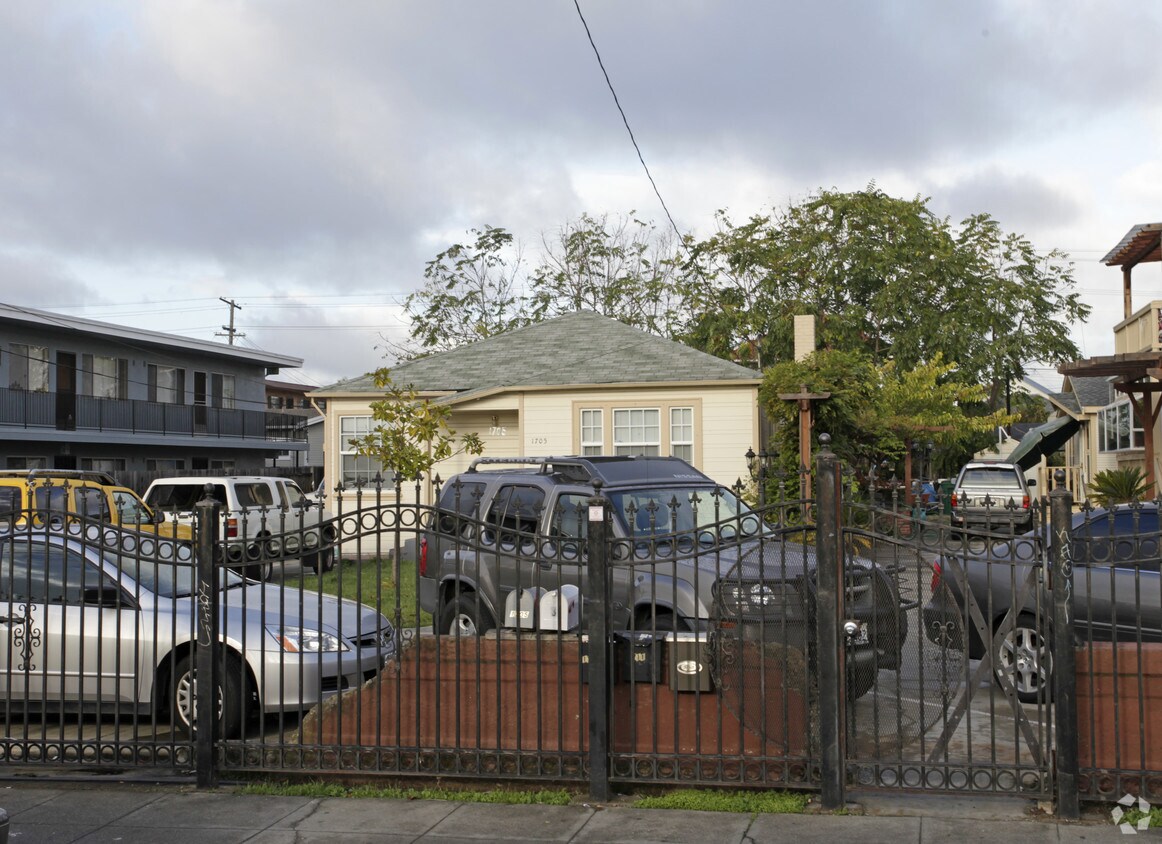 Building Photo - 1705 39th Ave