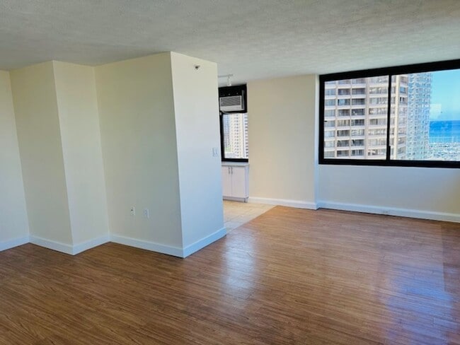 Building Photo - The Windsor, Renovated 1/1/1, prime Waikik...