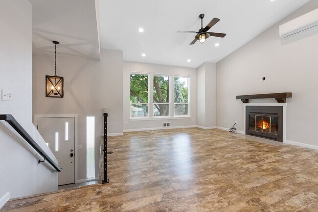 Building Photo - Beautiful 3/2 South Hill Home