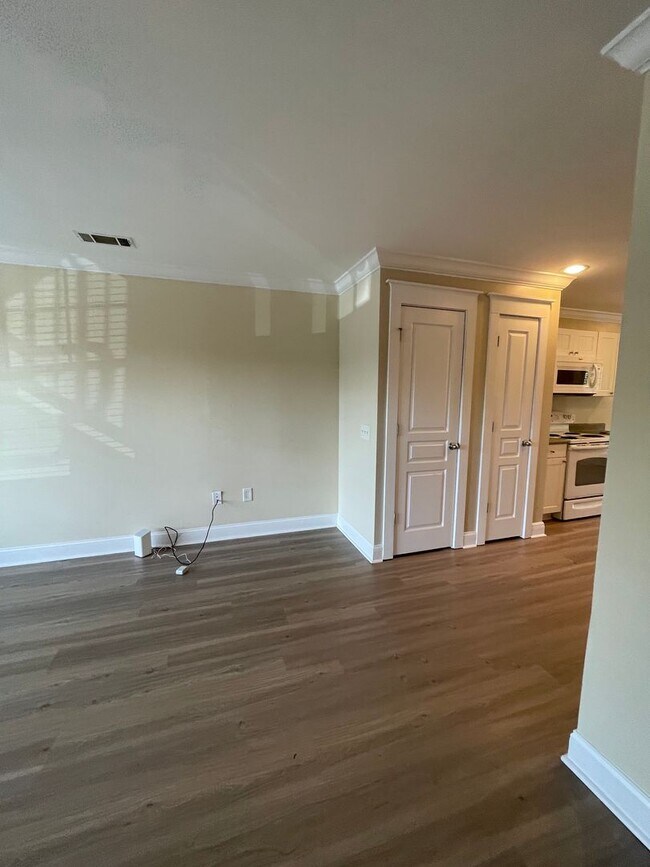 Building Photo - 15-1512 Dukes