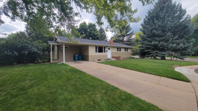 Building Photo - 1321 Lakewood Dr