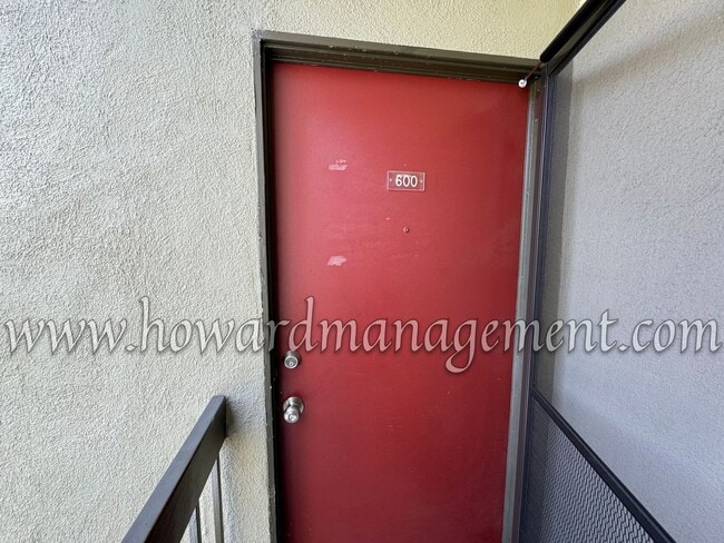 Building Photo - 3 Bedroom 2 Bathroom Condo in the Desirabl...