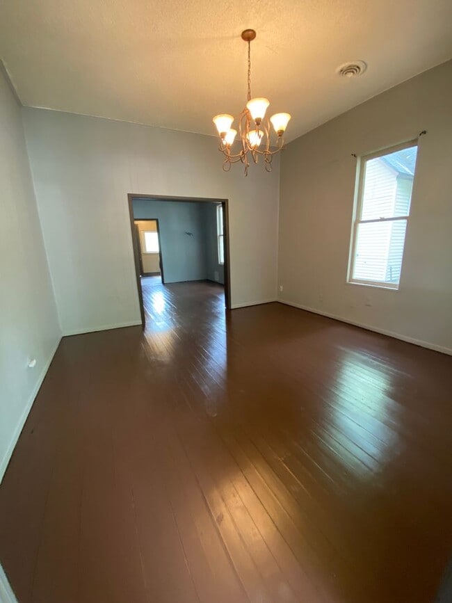 Building Photo - 2 BEDROOM 1 BATH