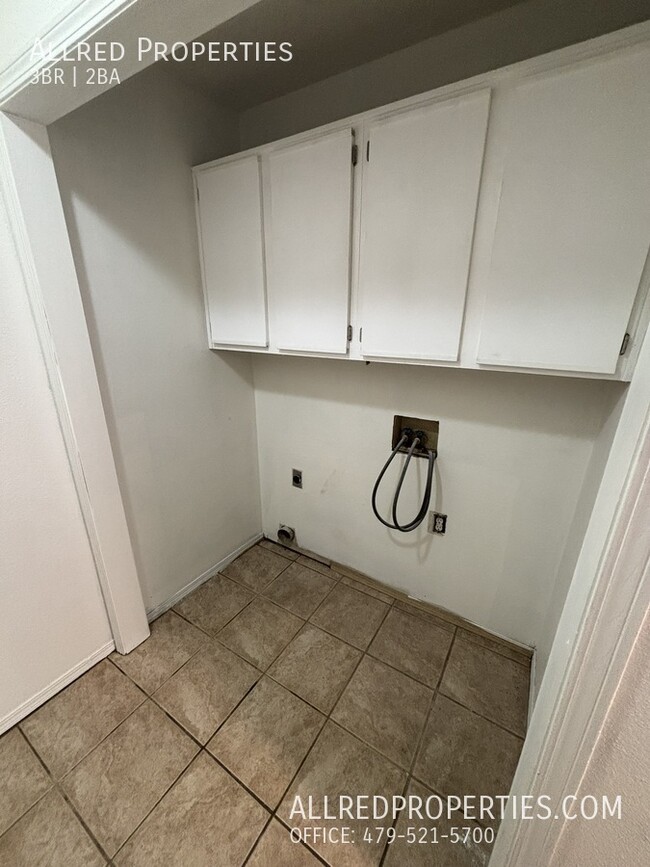 Building Photo - Remodeled with Brand New Kitchen Appliance...