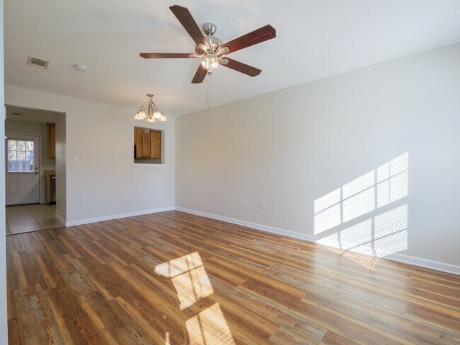 Foto del edificio - 2 bed/ 2.5 bathroom townhome. New move ins...