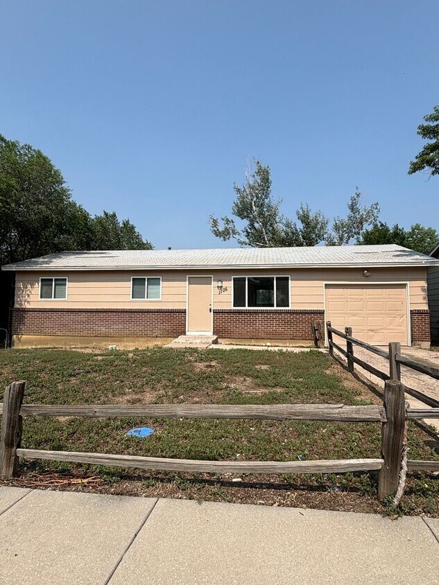 Foto principal - 3 Bedroom, 1 Bathroom Near Fort Carson - A...