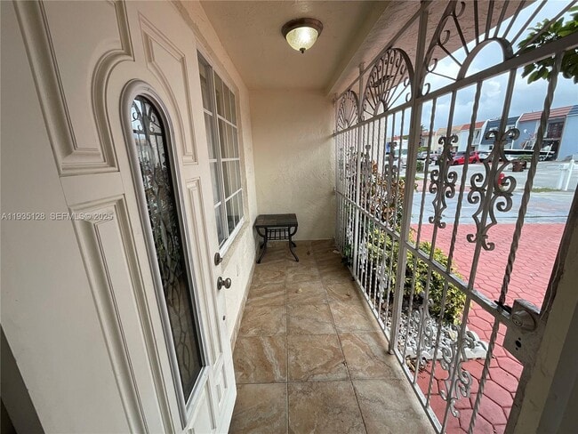 Foto del edificio - 895 W 79th Pl