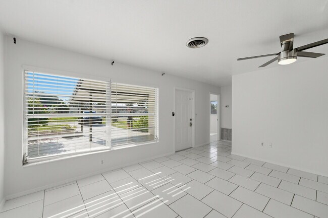 Foto del edificio - "Charming 2-Bedroom Duplex Retreat in North Port!"