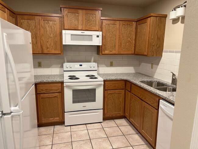 Building Photo - 608 E Rolling Hills Dr