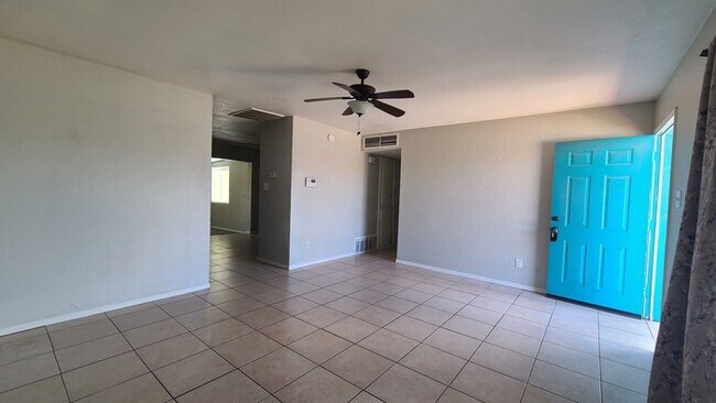 Building Photo - Gorgeous family sized 4 bedroom 2 bath home