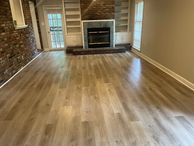 Building Photo - Spacious 4-Bedroom Home Just Minutes from the University of Memphis!