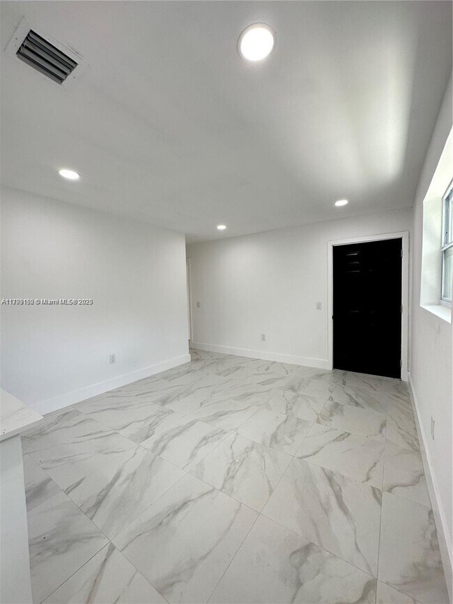 Foto del edificio - 1453 NW 34th St