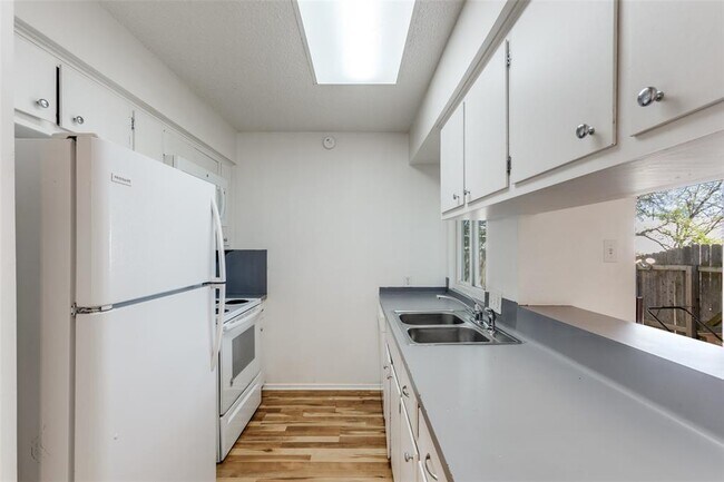 Foto del edificio - 6916 Scenic Brook Dr