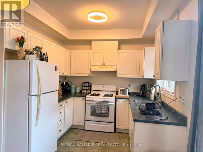 Building Photo - 10-10 Post Oak Dr