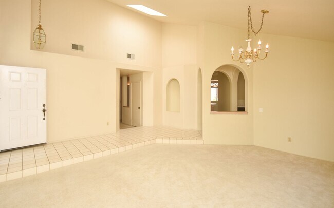 Foto del edificio - Single Story Spacious Home in Oceanside with a three car garage!