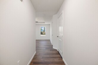 Building Photo - 1325 W Maurice St