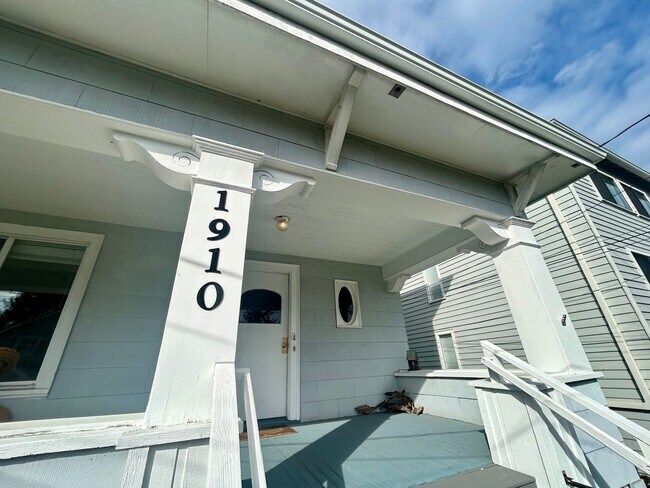 Building Photo - 1030