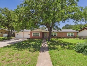 Building Photo - 1206 Crenwelge Dr