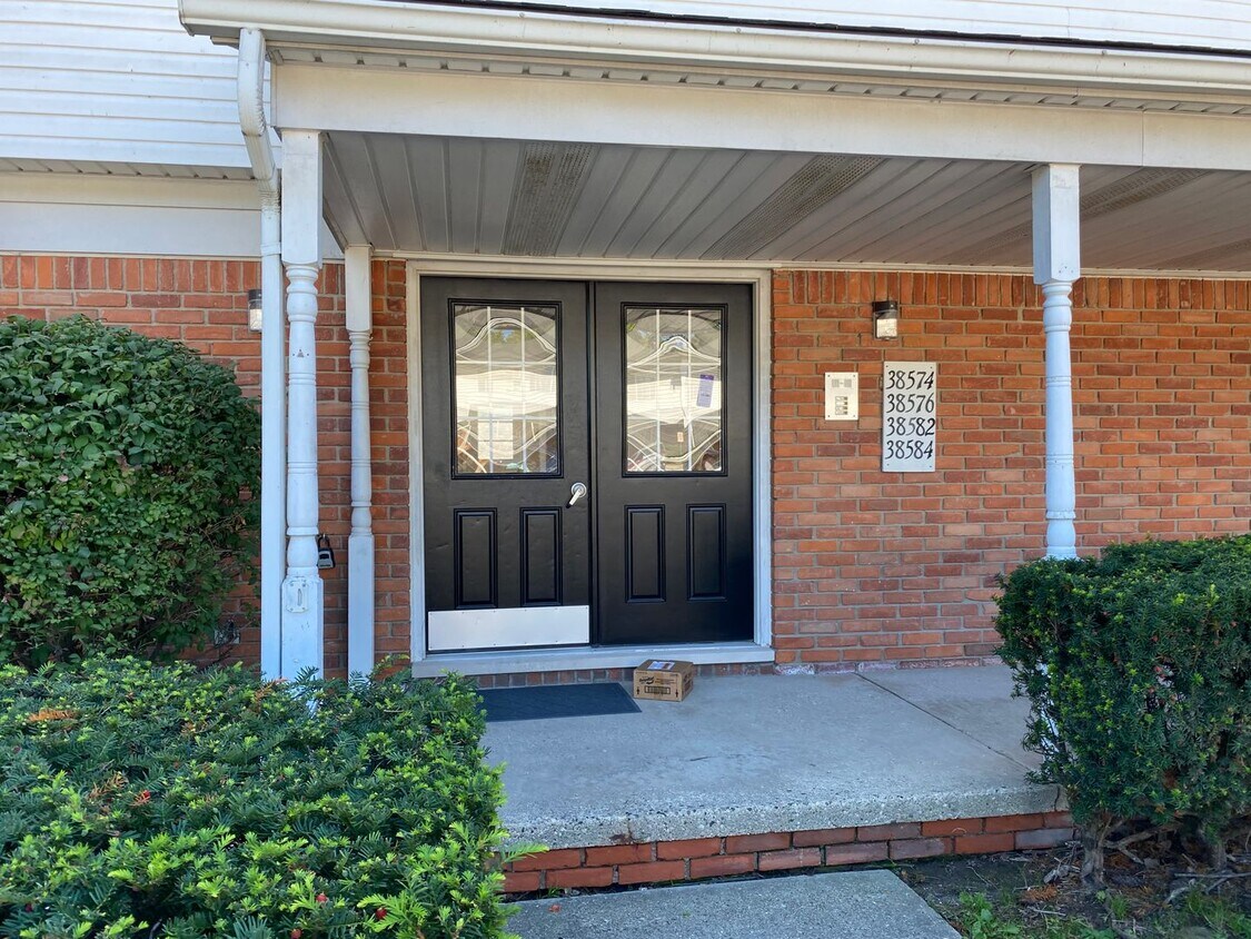 Foto principal - 2 Bedroom Condo in Clinton Township