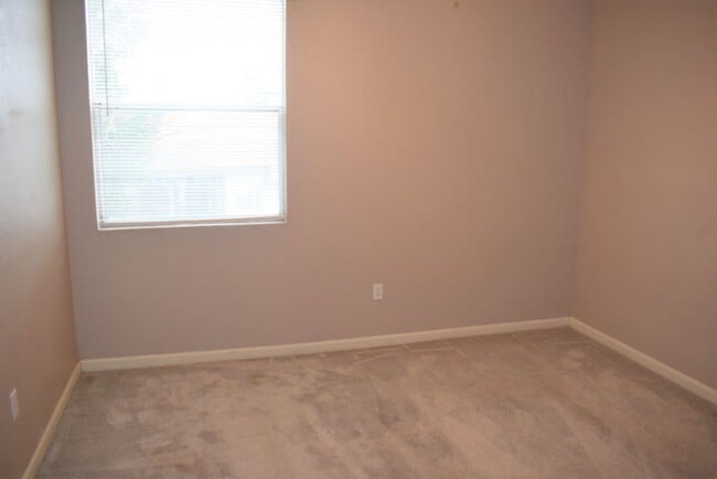 Building Photo - 5201 Laguna Oaks Dr