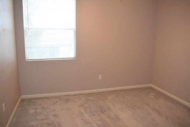 Foto del edificio - 5201 Laguna Oaks Dr