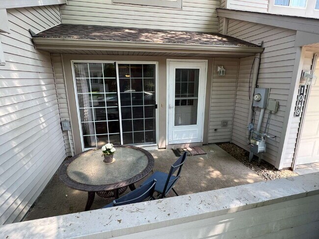Foto del edificio - Spacious 3BR/1.5BA Townhome with Attached ...