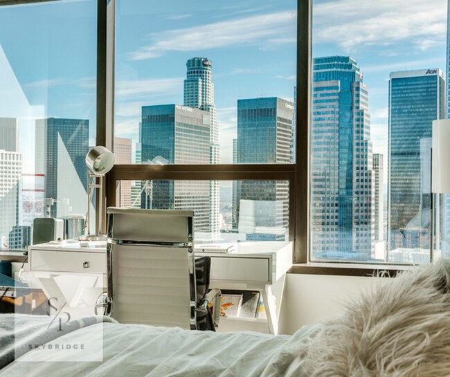 Foto del edificio - "Luxurious 2-Bedroom Furnished Condo with Scenic Views & Pool at 1100 Wilshire!"