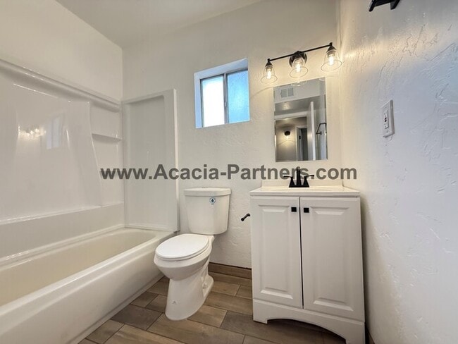 Foto del edificio - Two Bedroom Duplex