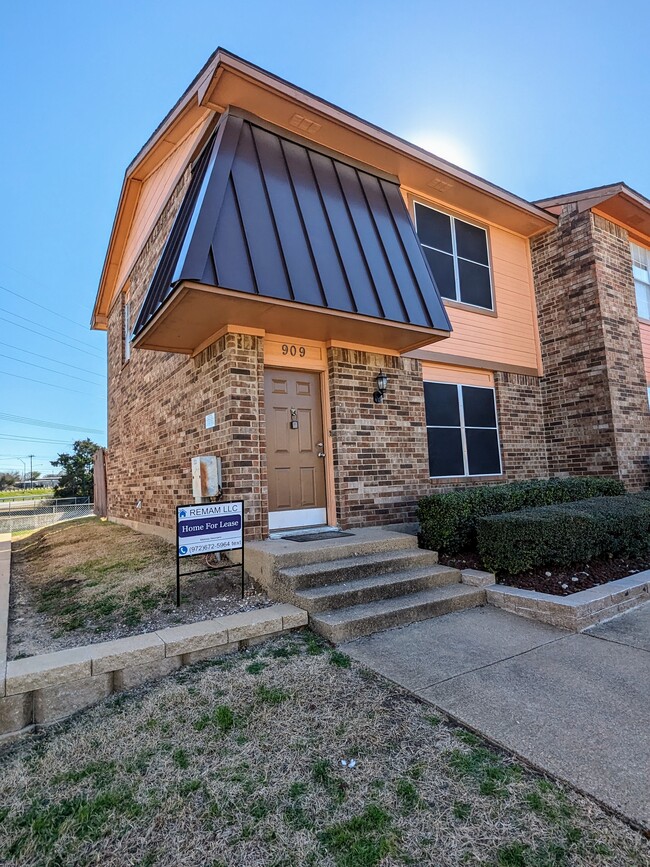 Building Photo - 909 Vedral Pl