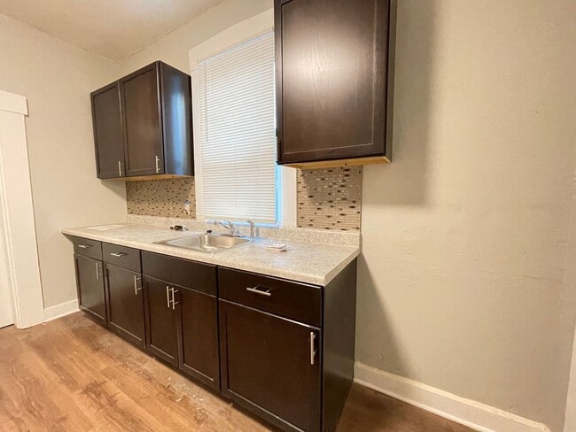 Building Photo - Home on Kastner: 100% Off First Full Month...