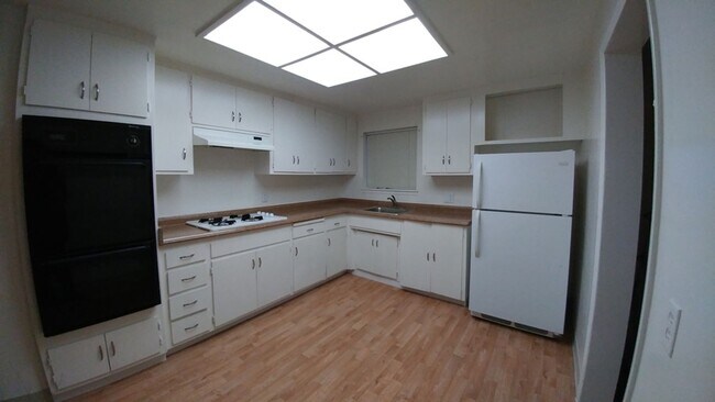 Building Photo - 2BD / 1.5BA Apartment AVAILABLE NOW in the...