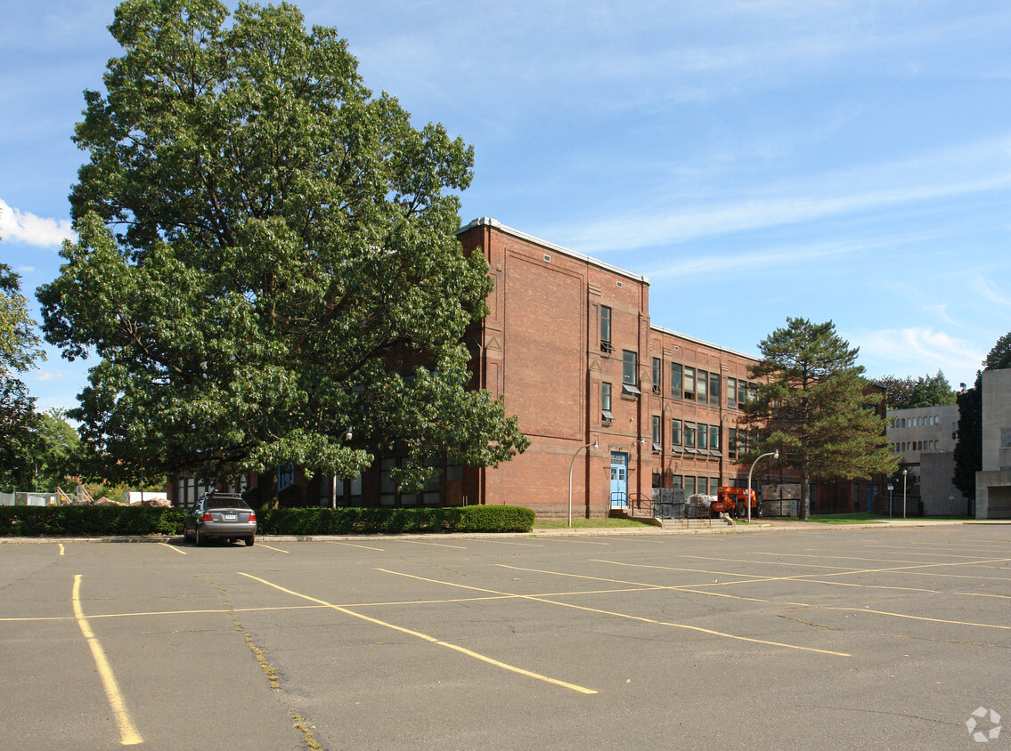 Building Photo - Cathedral Green