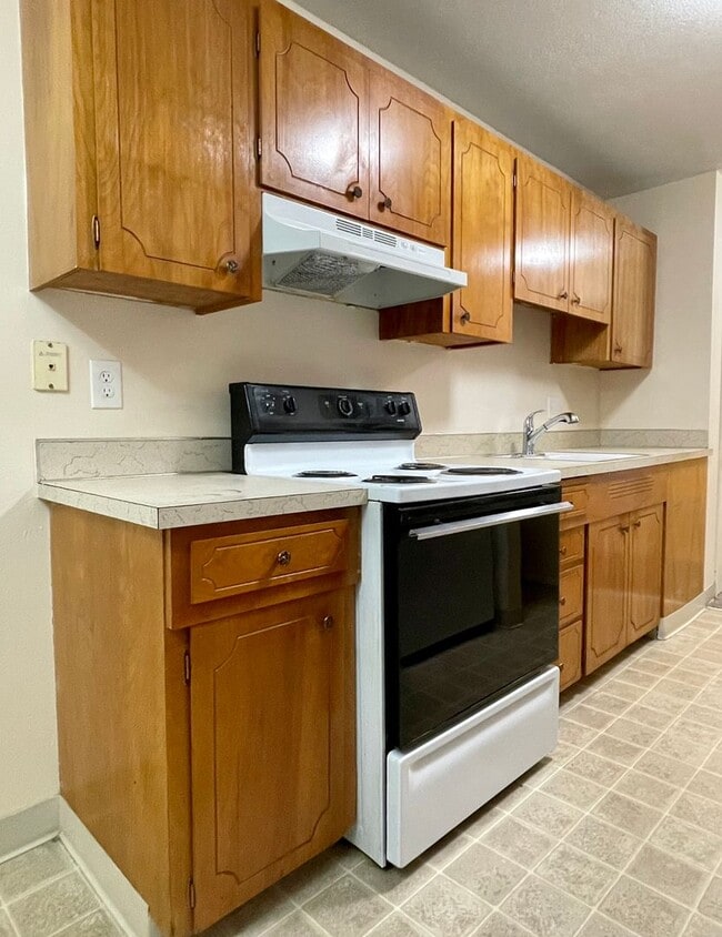 Building Photo - **50% OFF FIRST MONTH'S RENT** Spacious To...