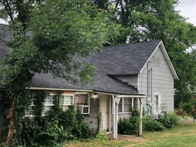 Building Photo - 3 bed 1 bath home