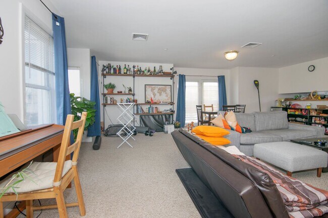 Foto del edificio - Brighton 3 Bed – 2.5 Baths – 2 Parking Spots Included – No Fee