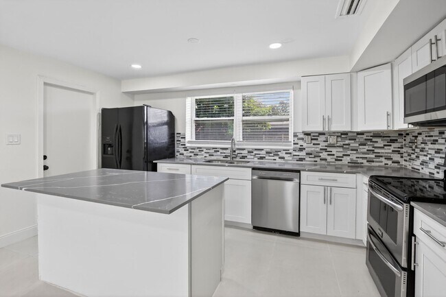 Foto del edificio - Renovated 3BR/2BA Corner Single-Family Home – Large Fenced Yard, NO HOA