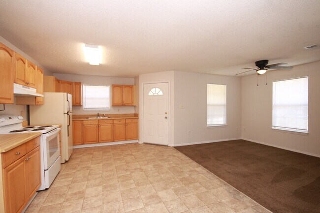 Foto del edificio - 3 Bedroom Home with Fenced Yard Near Downt...