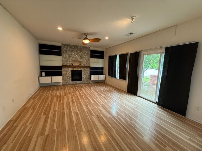 Foto del edificio - WELL MAINTAINED 4 BEDROOM 2.5 BATHROOM HOME