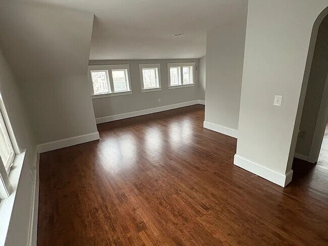 Foto del edificio - Renovated Duplex — 2 & 3 Bedroom Units in ...