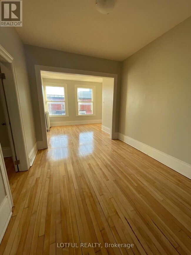 Photo du bâtiment - 2 Russell St E